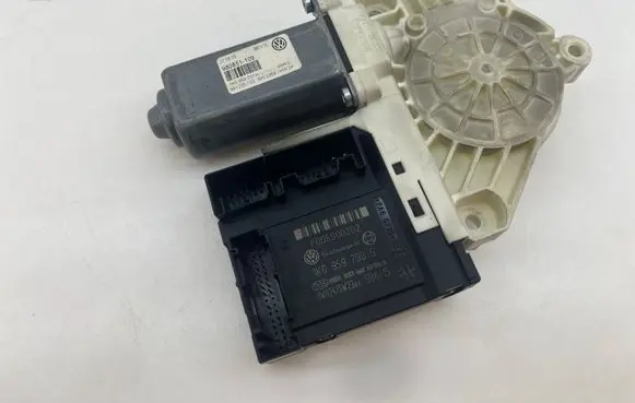 Volkswagen PASSAT B6 Front door window regulator motor 1K0959793G