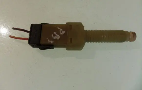 Volkswagen PASSAT B4 Brake pedal sensor switch 443945515
