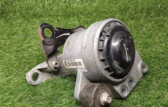 Ford Fusion II Engine mount bracket DG936F012DA