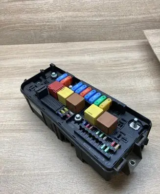 Opel Signum Fuse module 13144711