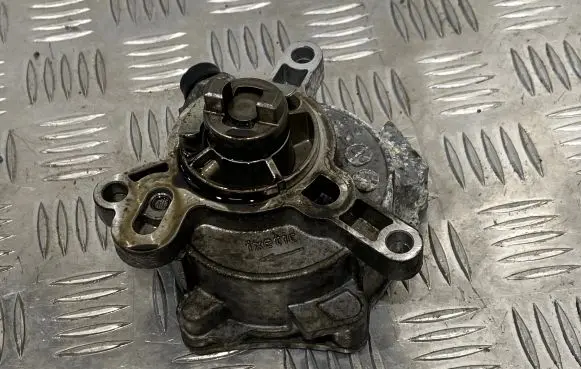 Volvo V40 Vacuum pump 31316688