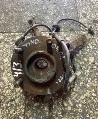 Nissan Almera Tino Front wheel hub