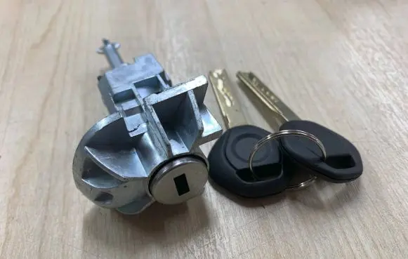 BMW 3 E46 Front door lock (next to the handle) 7019975 51217019975 51218244051