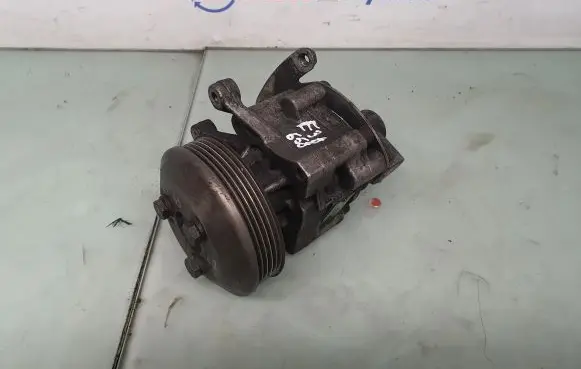BMW 7 E38 Power steering pump 32416752004