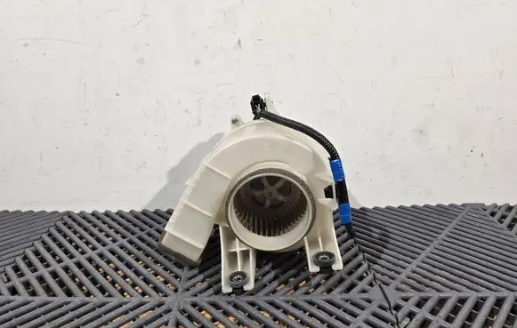Toyota RAV 4 (XA40) Hybrid/electric vehicle battery fan G923048080
