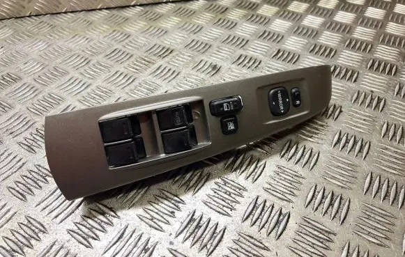 Toyota Prius (NHW20) Electric window control switch 8482047050