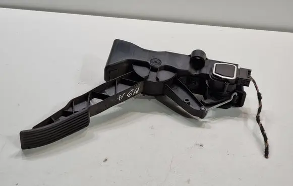 Mercedes-Benz A W169 Accelerator throttle pedal A1693000104