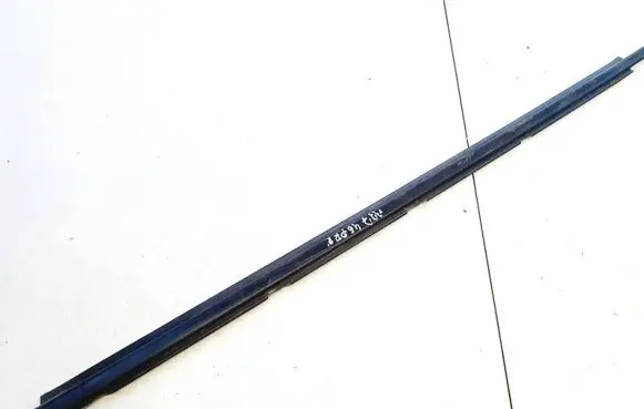 Toyota RAV 4 (XA20) Front door glass trim molding 