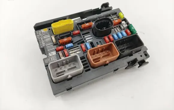 Citroen C4 Grand Picasso Fuse module 9667044880
