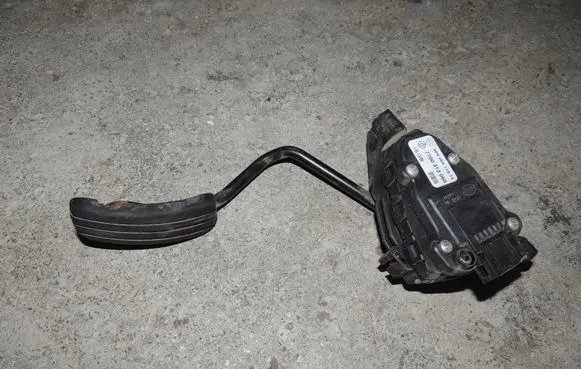 Accelerator throttle pedal
