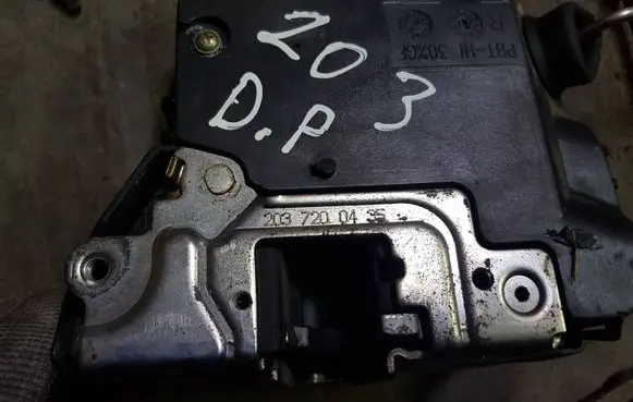 Mercedes-Benz C W203 Front door lock 2037200435