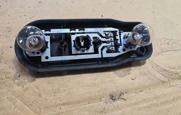 BMW 5 E39 Tail light bulb cover holder 8371324