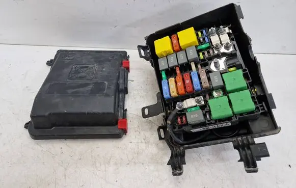 Peugeot Rifter Fuse module 9804848580 9673062180 V23074A2601