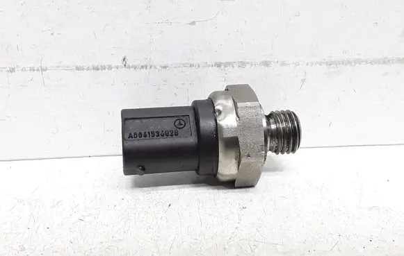 Mercedes-Benz ML W164 Fuel pressure sensor A0061536028