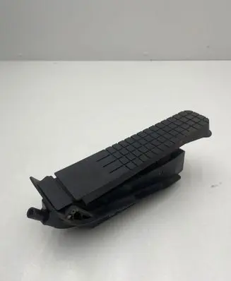 Accelerator throttle pedal