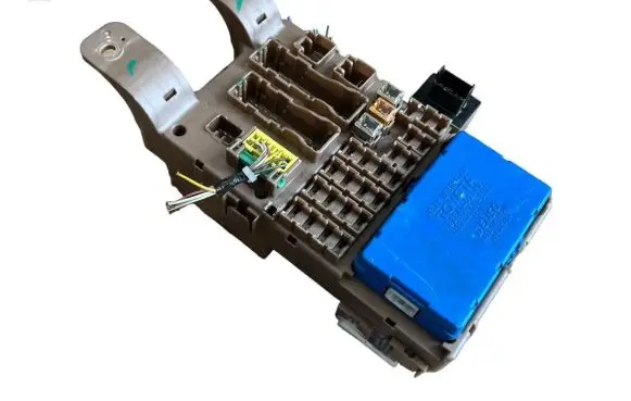 Toyota Corolla E120 E130 Fuse module 8264102040