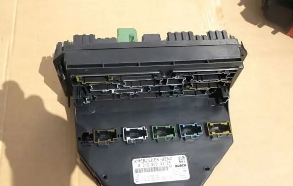 Mercedes-Benz E W212 SAM control unit A2129004425