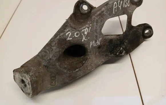 Audi A4 S4 B8 8K Engine mounting bracket