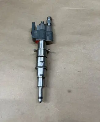 BMW 3 E90 E91 Fuel injector 7589048 PA66GF3596 10181010