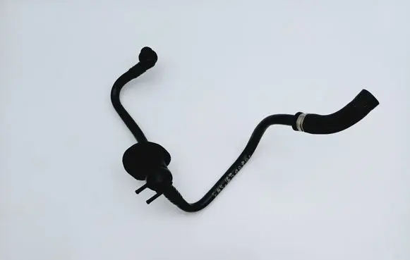 Volkswagen PASSAT B5 Vacuum line/pipe/hose 8D0611743B