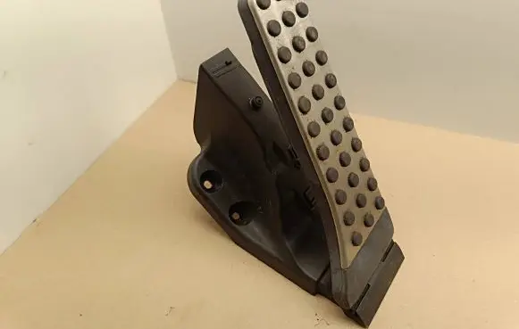 Mercedes-Benz C W205 Accelerator throttle pedal A2053000104 3258 031216