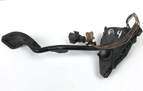 Volkswagen PASSAT B5 Accelerator throttle pedal 8D2721523