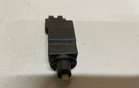 Mercedes-Benz E W211 Brake pedal sensor switch 0015454009