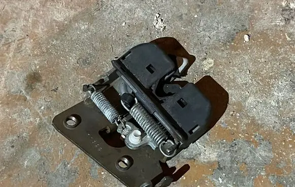 BMW 5 F10 F11 Seat back rest lock catch 07112864