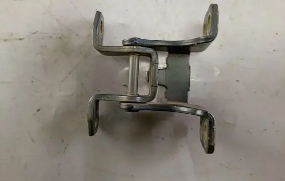 Suzuki Grand Vitara II Rear door lower hinge