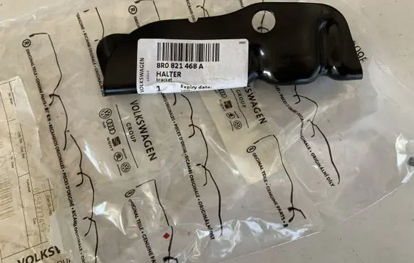Audi Q5 SQ5 Fender mounting bracket 8R0821468A