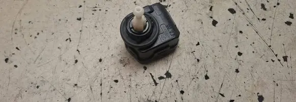 Volkswagen PASSAT B5.5 Headlight level adjustment motor 1J0941295C