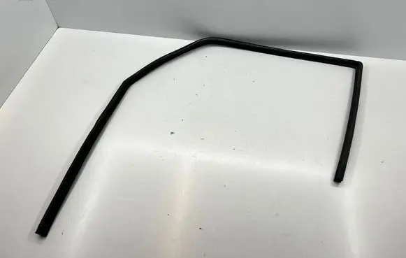 Mercedes-Benz W123 Rubber seal front door window/glass