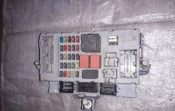 Fiat Punto (188) Fuse module 51735172