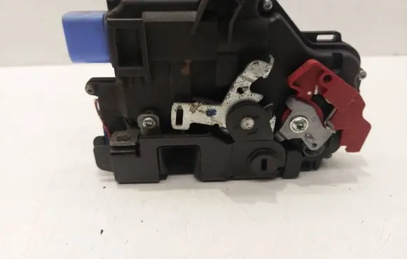 Volkswagen Golf V Rear door lock 7L0839016D