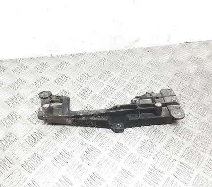 Engine mounting bracket