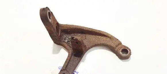 Toyota Avensis Verso Engine mounting bracket