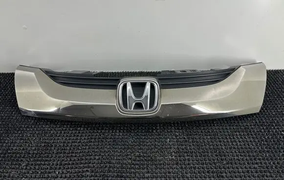Honda Odyssey Front bumper upper radiator grill