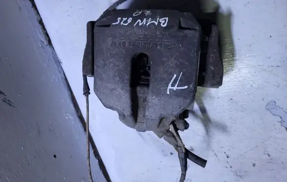 BMW 5 E39 Front brake caliper 6022296