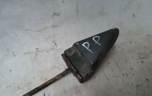 Volkswagen PASSAT B2 Front door check strap stopper 321837323