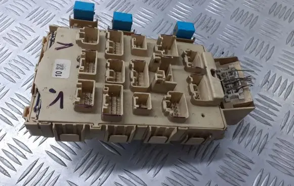 Toyota Yaris Fuse box cover