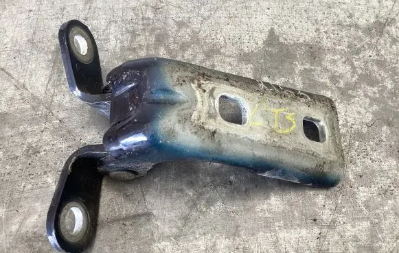 Cadillac CTS Front door lock loop/hook striker VA33
