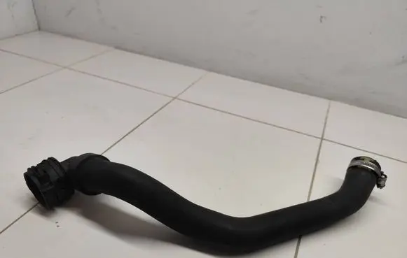 Coolant pipe/hose