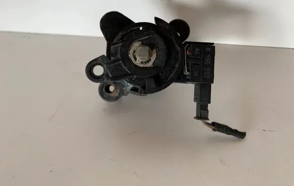 BMW 3 E46 Tailgate exterior lock 8196052