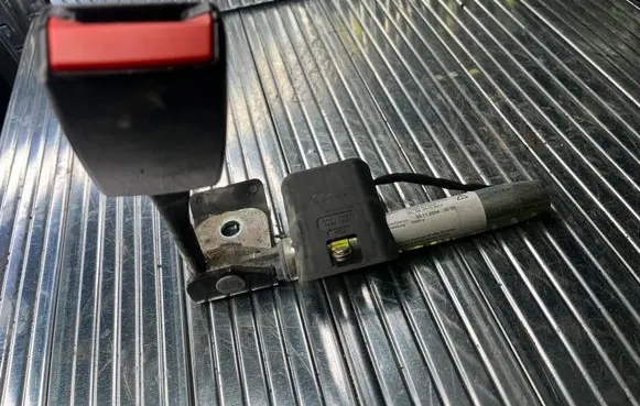 Mercedes-Benz C W203 Rear seatbelt buckle 95018