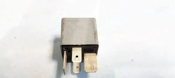 Volkswagen PASSAT B5 Other relay 8d0951253 v23134-j52-x300