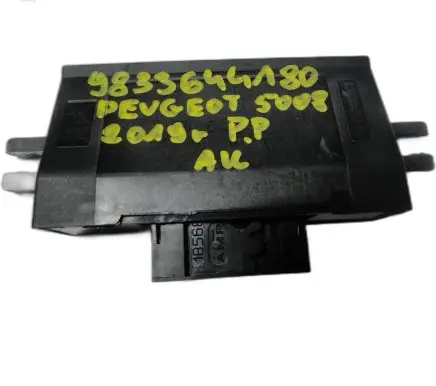 Peugeot 5008 II Door control unit/module 9833644180
