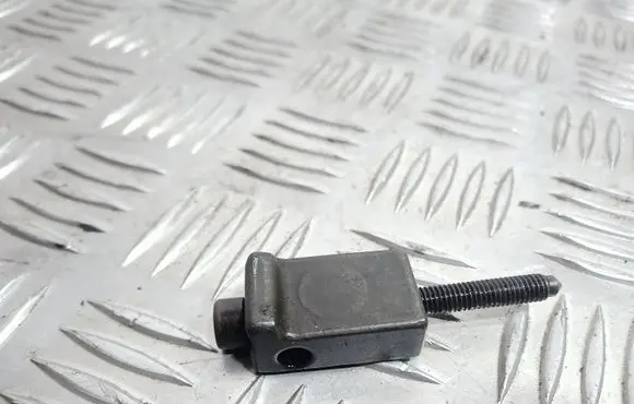 Volkswagen Golf IV Fuel Injector clamp holder