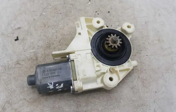 Ford Focus Front door window regulator motor 0130822217