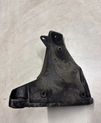 Volkswagen PASSAT B5.5 Engine mounting bracket 8D0199308AB