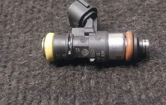 Volkswagen Caddy Fuel injector 03C906039B